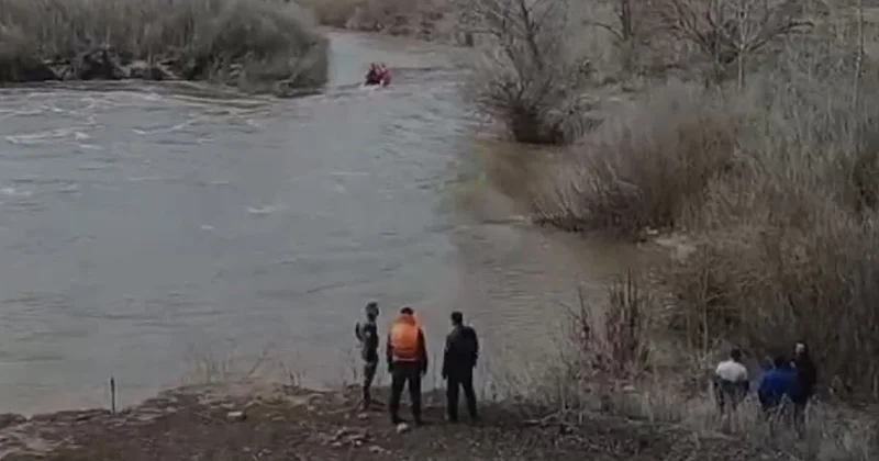 Дроны, водолазы и кинологи: пропавшего ребенка ищут в реке в Актюбинской области (видео)