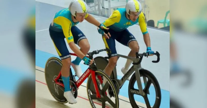 Гонщики на пьедестале