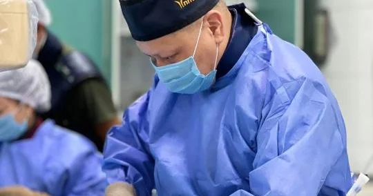 95 летней женщине в Алматы провели сложную операцию на сердце