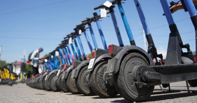 Электросамокатчики выехали на улицы Алматы: операторы открыли сезон и сразу попали под ограничения