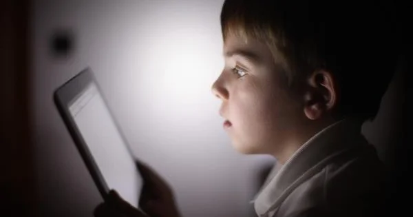 TikTok қа телмірген толқын: Балалар қанша уақытын әлеуметтік желіде өткізеді?