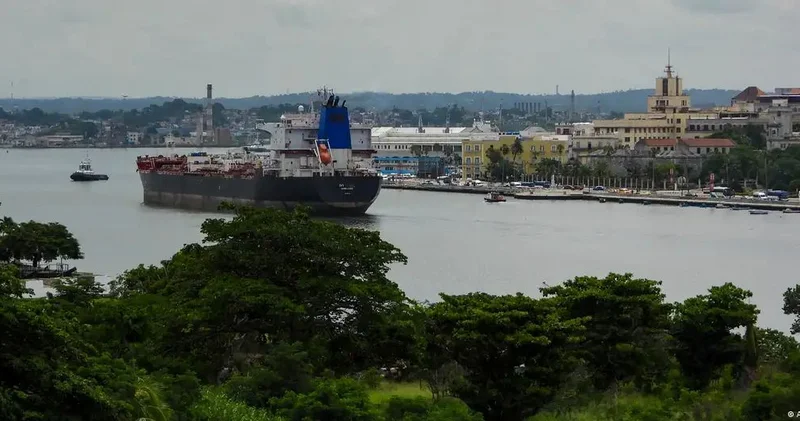 АҚШ Кубаға бет алған ресейлік мұнай танкерін өткізіп жіберді