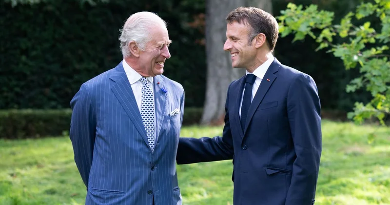 Было бы шикарно : Макрон отреагировал на шутку Карла III про США и французский язык (видео)