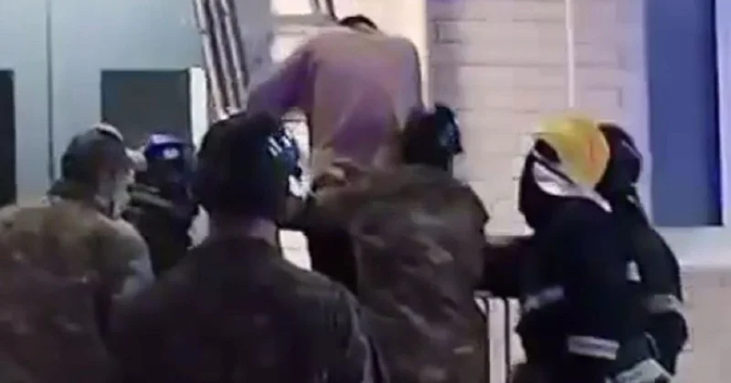 Парень выпал из окна при странных обстоятельствах в Караганде (видео)