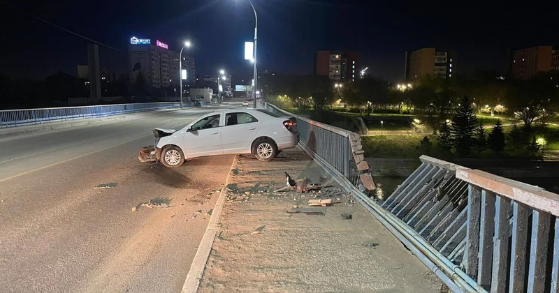 Из за лопнувшего колеса автомобиль врезался в ограждение моста в Семее