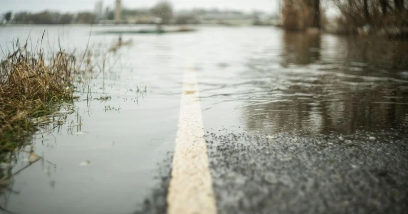 Повышенный риск паводков сохраняется в Казахстане, заявил депутат