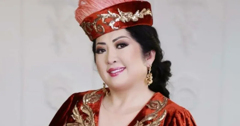 Мақпал Жүнісова күзетшісіне ерекше сый жасады (видео)