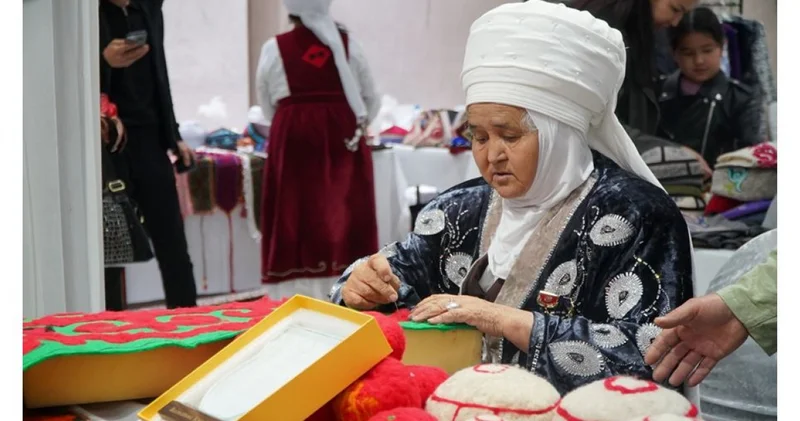 Әлем қолөнершілері Әулиата төрінде