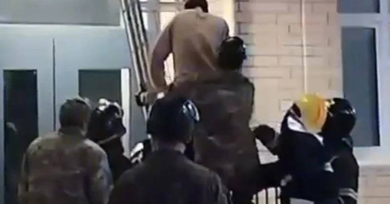 Қарағандыда құтқарушылар үшінші қабаттан құлап кеткен тұрғынға көмек көрсетті