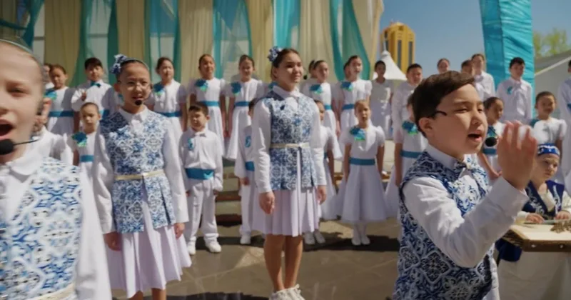 Три тысячи школьников Астаны исполнили песню Ақ көгершін ко Дню единства