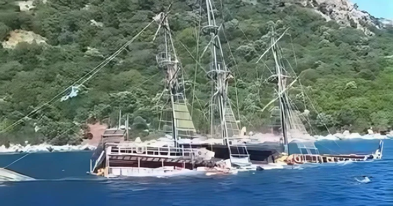 Катер с туристами ушел под воду в Турции