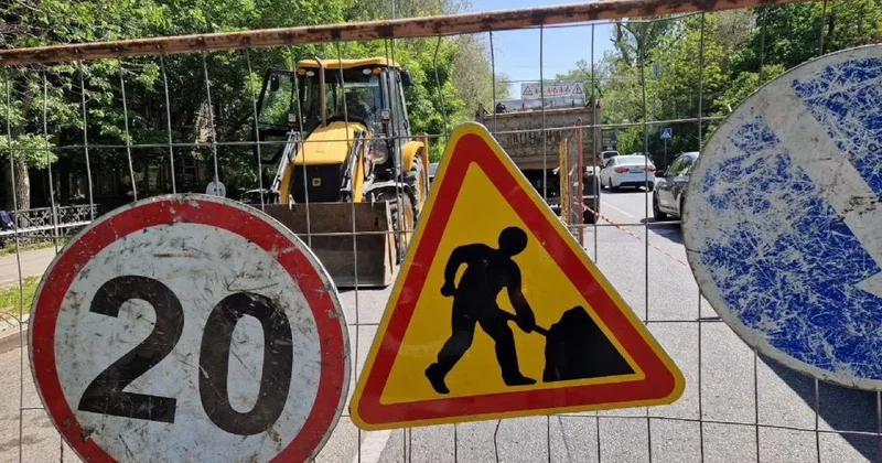 Движение частично перекрыли на улице Даулеткерея в Алматы из за строительства коллектора