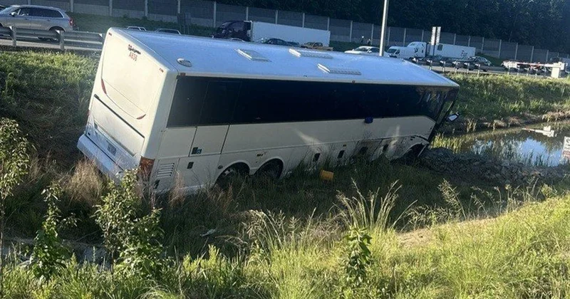 Пассажирский автобус протаранил шесть автомобилей в США, погибли пять человек, более 30 пострадали