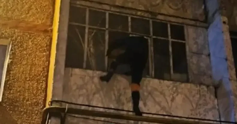 Көкшетауда пәтер ішінде жалғыз қалып кеткен бала құтқарылды