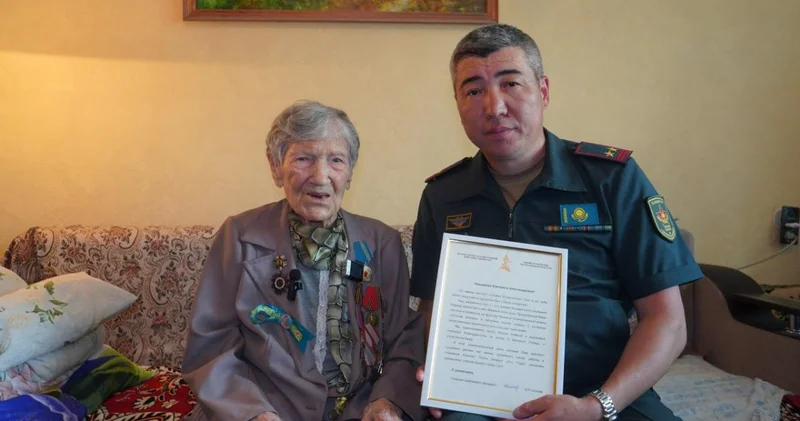 Алматыда Ұлы Отан соғысы ардагерін құттықтады