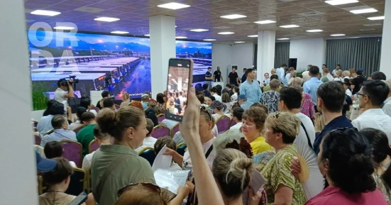 Полицейские Алматы задержали активистов перед слушаниями по генплану