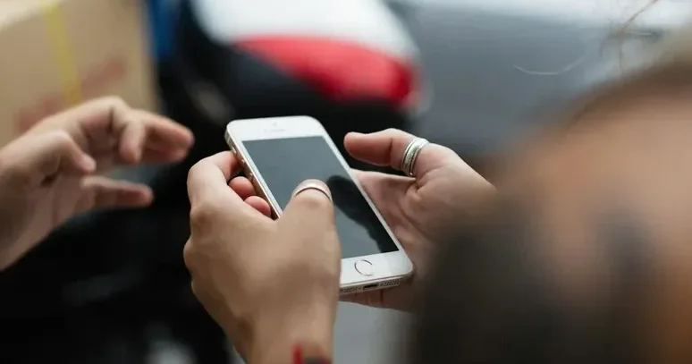 Зейнеткер әйел телефонына банктік қосымшаны орнатамын деп депозиттегі ақшасынан қағылды