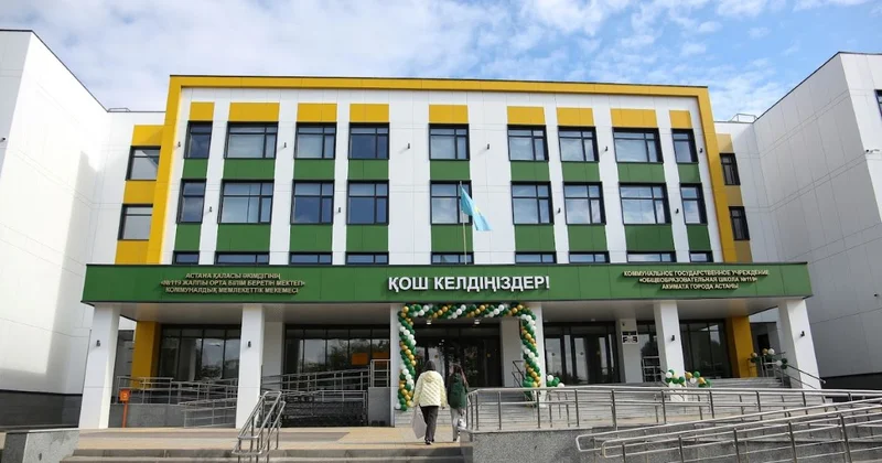 Почти 600 современных школ построено за последние три года в Казахстане Токаев