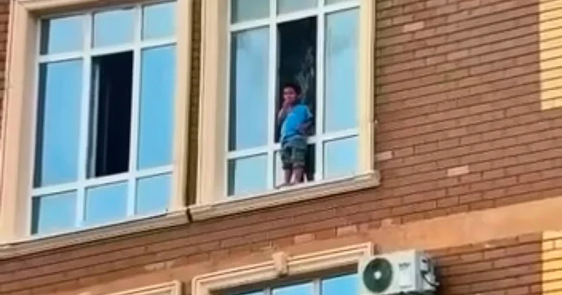 Ақтауда 10 қабаттың терезесінен сыртқы жақтауға шығып кеткен бала аман қалды