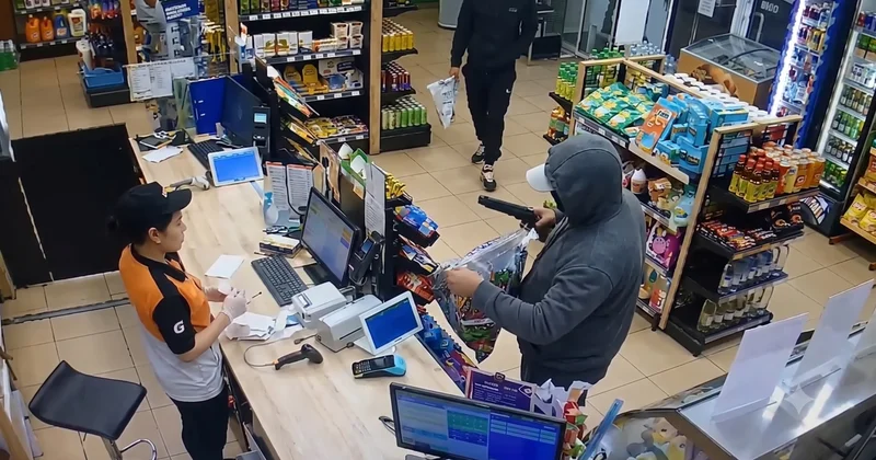 Жанармай құю станциясына жасалған қарулы шабуыл кезіндегі кассирдің реакциясы видеоға түсіп қалды