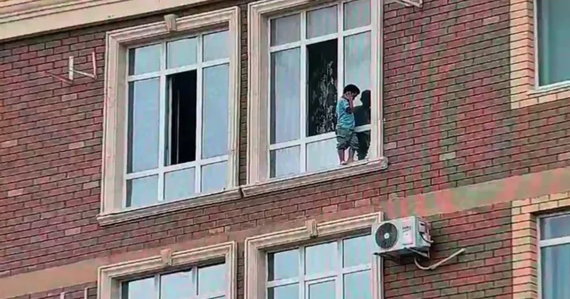 Ақтауда полицейлер 10 қабаттағы терезеден шығып тұрған баланы құтқарды