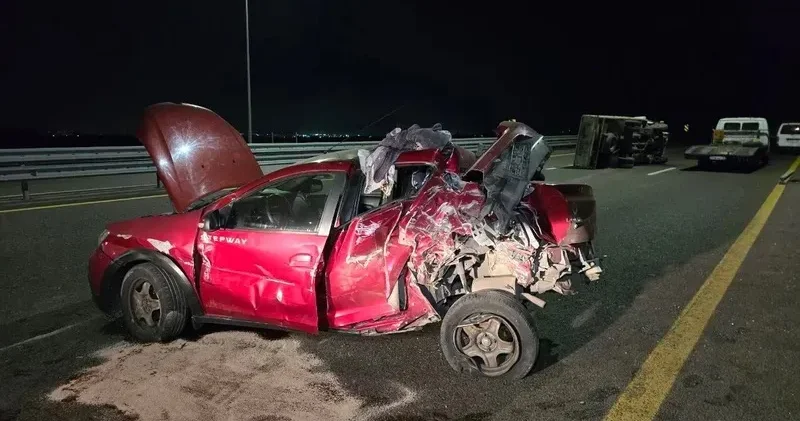 БАКАД та жүк көлігі тоқтап тұрған Renault көлігіне соғып, үш адам зардап шекті