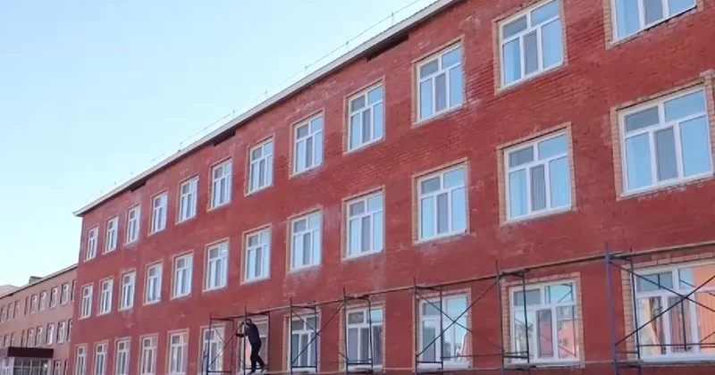 Кірпіш қалауы үгітіліп жатыр: ата аналар Қостанайдағы жаңа мектепке шағымданды