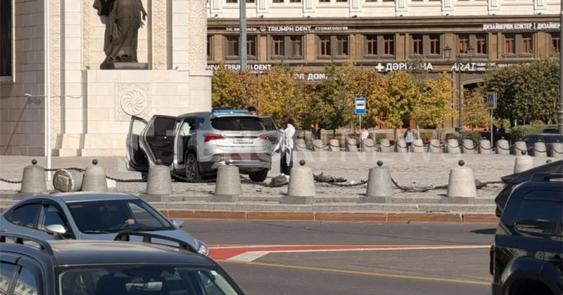 Астанадағы Триумфалды арка аумағына автокөлік кіріп кетті: видео