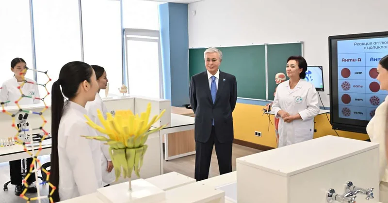 Президенту показали современные кабинеты для учебы и детского творчества