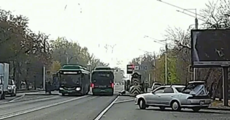 Автобус сбил женщину и проехал на красный : полиция Алматы отреагировала на видео в Сети