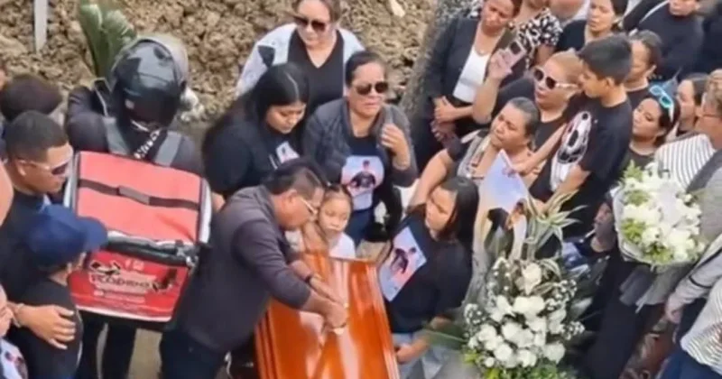 Курьер провалился в раскопанную землю на похоронах