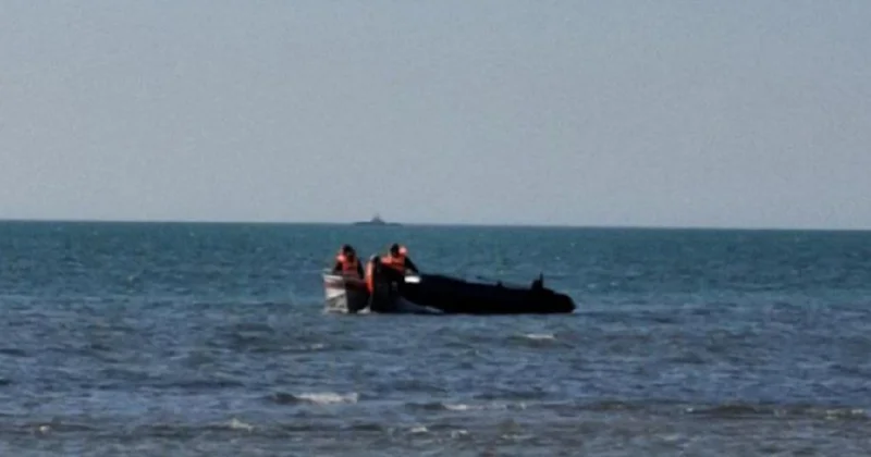 Мужчина на надувной лодке перевернулся в Каспийском море