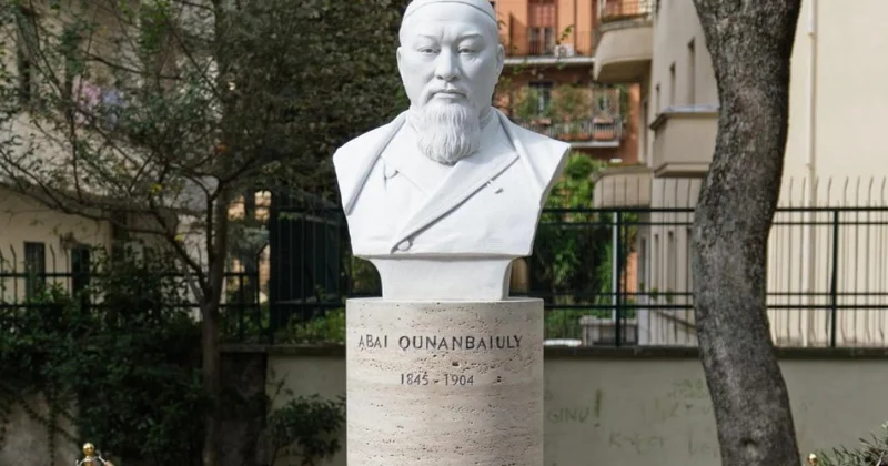 Бюст Абаю открыли в Италии