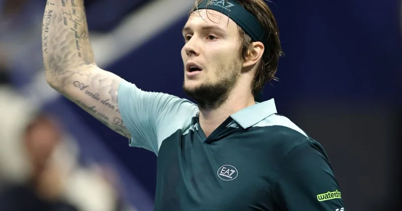 Александр Бублик пробился в третий круг турнира в Париже