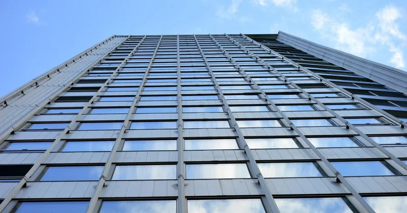 Переговоры на 15 этаже: спасатели отговорили девушку от отчаянного шага в Астане (ВИДЕО)