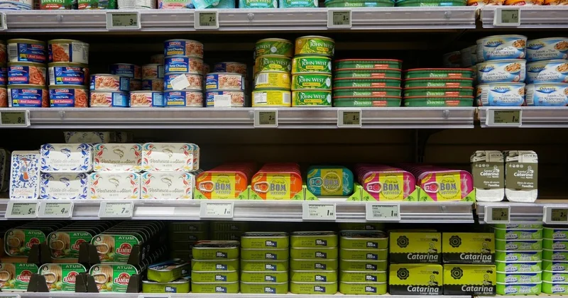 Диетологи назвали консервы, в которых больше витаминов, чем в свежих фруктах