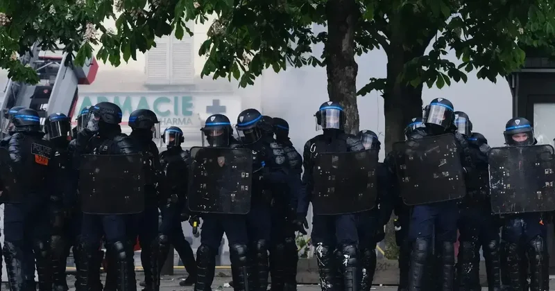 Во Франции хотят взыскивать ущерб от погромов из социальных пособий