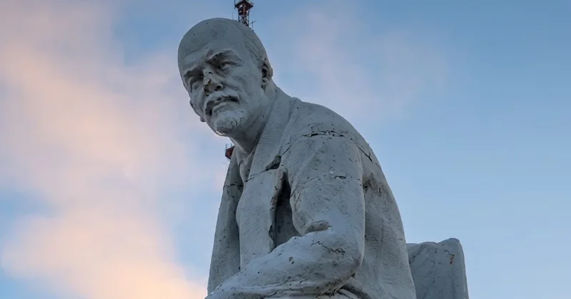 Долой коммунизм : в Балхаше исписали памятник Ленину