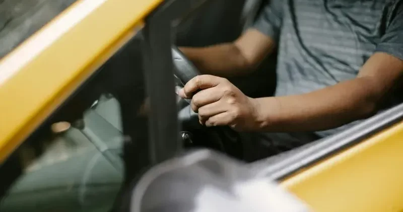 Ақтөбеде такси жүргізушісінің көлігін айдап кеткен мас ер адам бас бостандығынан айырылды