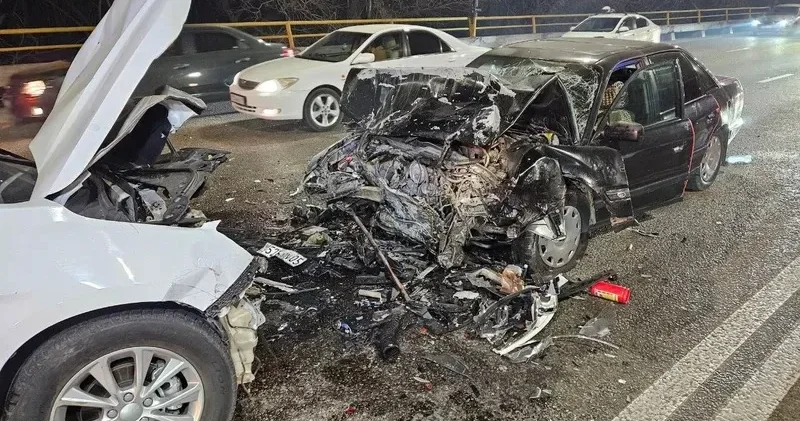 Жұлынып кеткен доңғалақ пен есік: Алматыда жантүршігерлік жол апаты болды