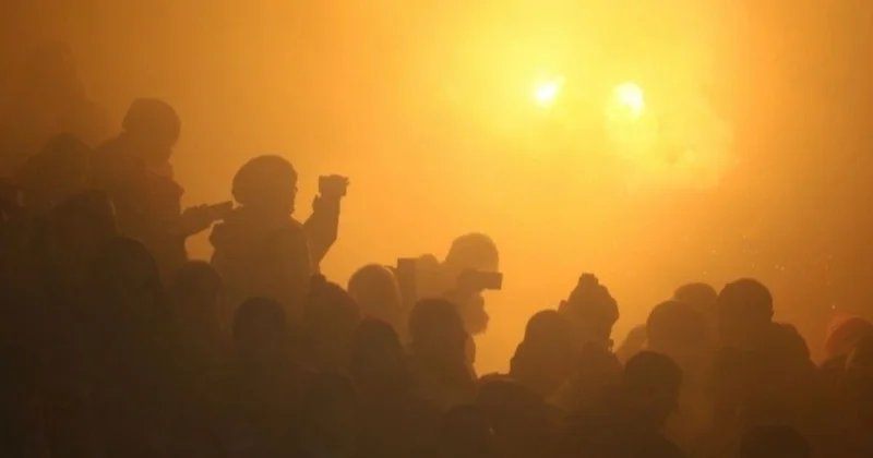 Жанкүйерлер алаңды өртеп жіберді: Швециядағы матч бірнеше сағатқа созылды