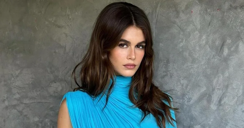 Дочь Синди Кроуфорд снялась в прозрачном платье и с мечом в руке