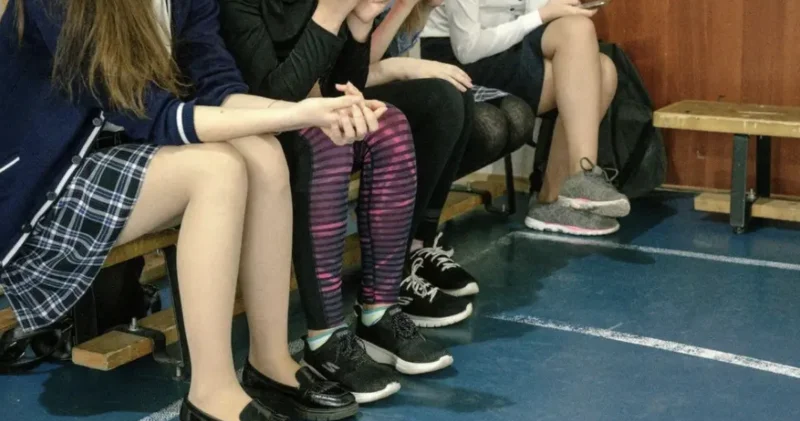 “Ешкімге айтпауды сұраған“. Атыраудағы мектепте қыздар арасындағы жанжалдан кейін қылмыстық іс қозғалды