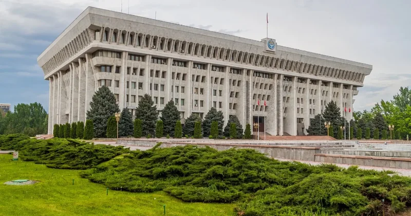 В Кыргызстане проходят досрочные парламентские выборы