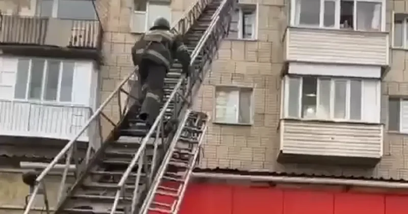 Двоих малышей спасли сотрудники МЧС из запертой квартиры в Темиртау