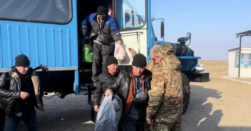 Автобус с иностранцами сломался посреди трассы под Аральском