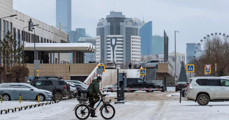 Казахстанцев просят не выходить на улицу без необходимости