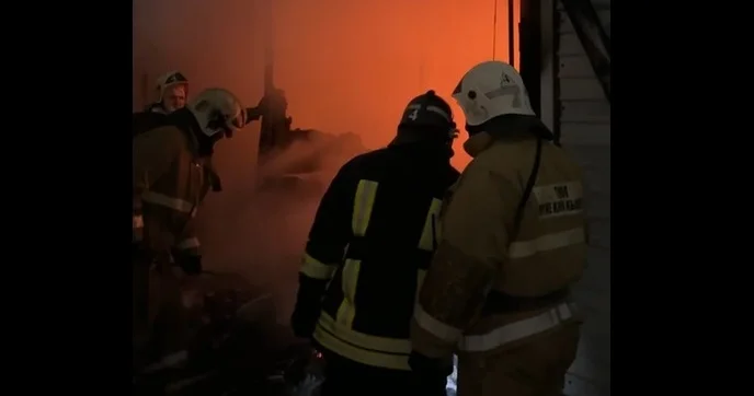 500 шаршы метр аумақ: Атырауда Дина сауда орталығындағы өрт сөндірілді