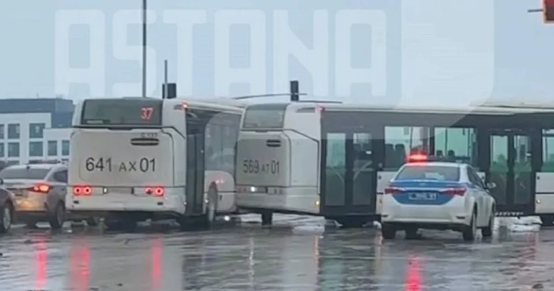 Гололед в Астане: несколько автобусов и легковушка попали в ДТП на одной из улиц
