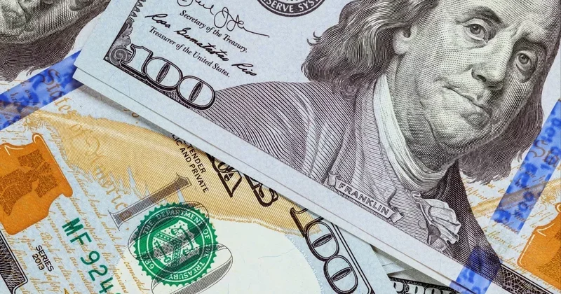 Рублей много, долларов нет: что на самом деле держит тенге